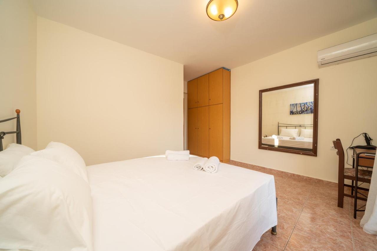 Afroditi Holiday Home - Yellow Apartment Svoronata Exterior foto