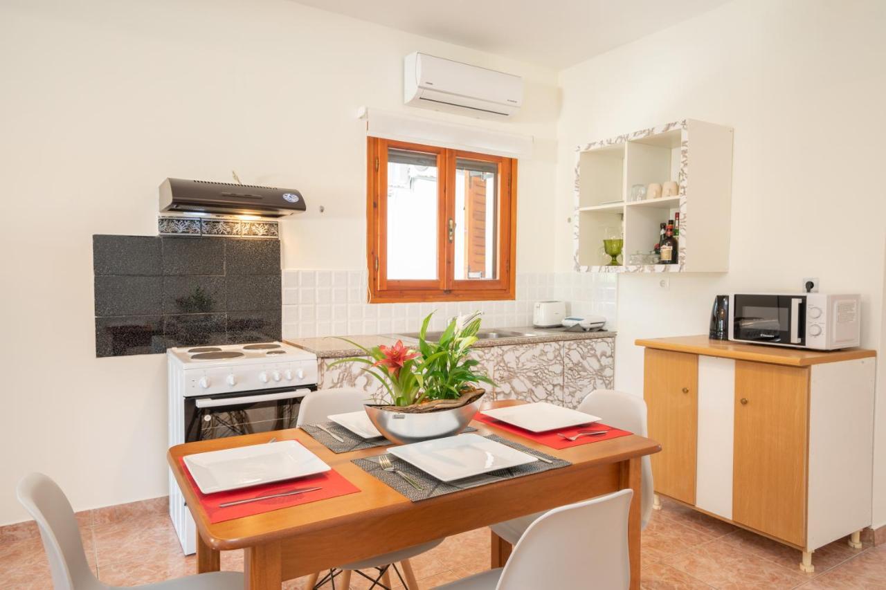 Afroditi Holiday Home - Yellow Apartment Svoronata Exterior foto
